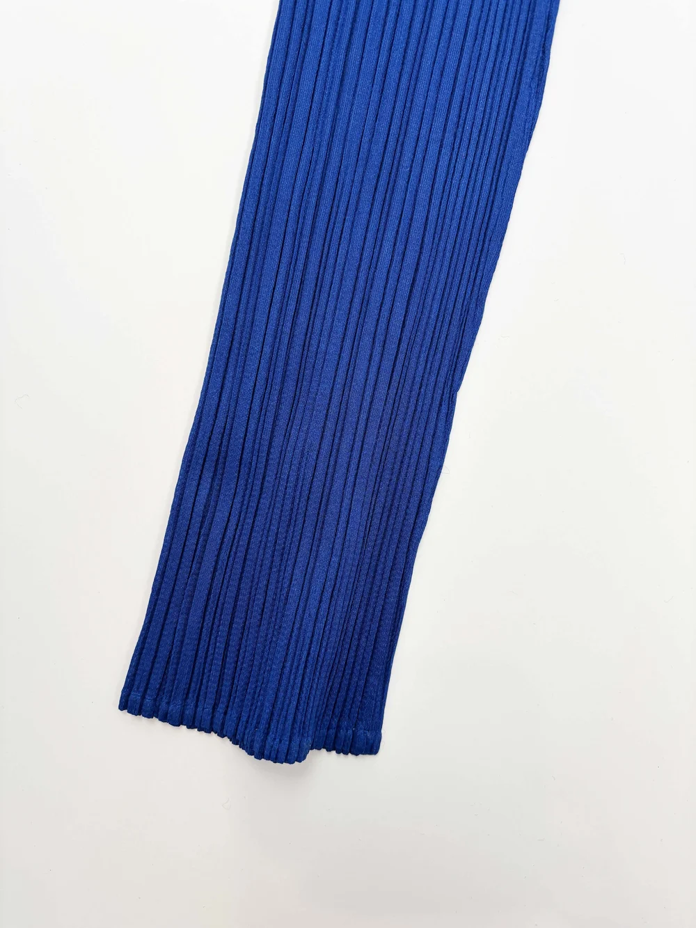 PLEATS PLEASE タンクトップ（オレンジ・黒・青） JUMP” This print series expresses a powerful leap. The lines